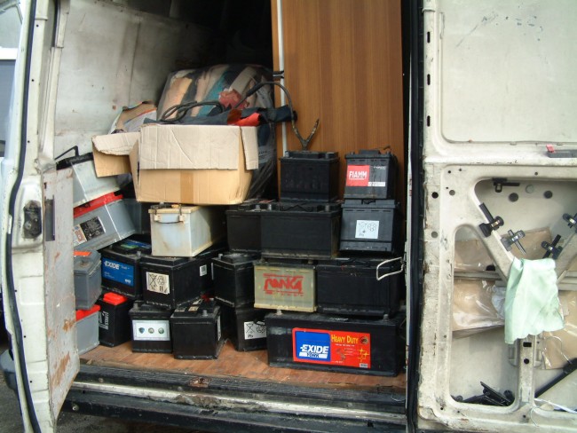 Il materiale sequestrato nell'area 