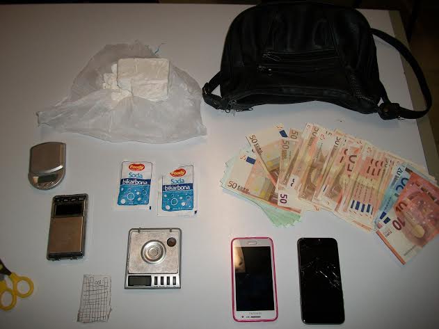 La droga con i soldi e la borsetta sequestrati dai carabinieri
