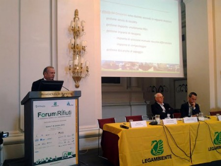 Un momento dell'intervento del direttore del Cosmari Giuseppe Giampaoli al Forum Rifiuti di Roma