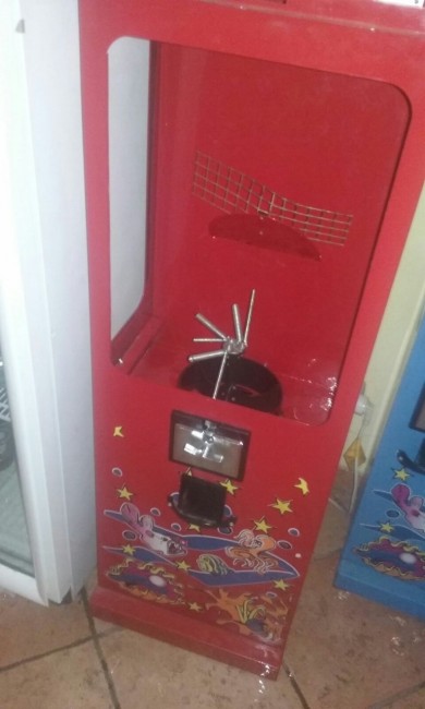 Il distributore di palline dove è rimasta incastrata la mano del bambino