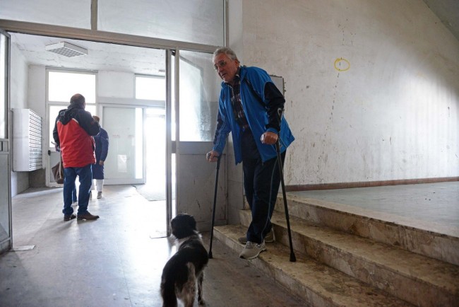 hotel house - protesta ascensori sequestrati - disagi
