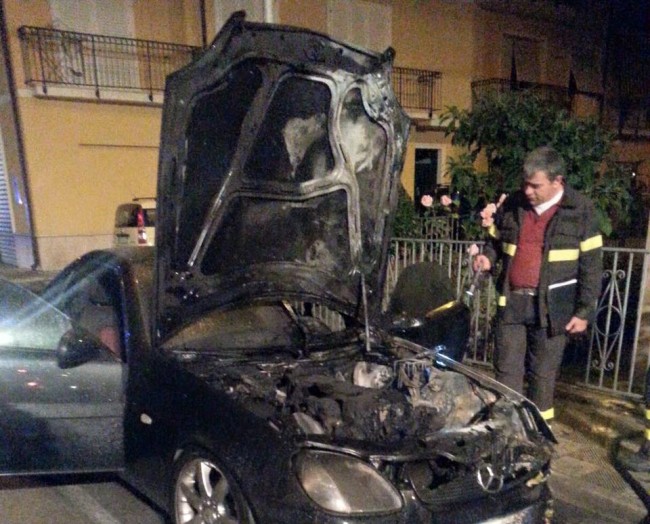 La Mercedes bruciata nella notte