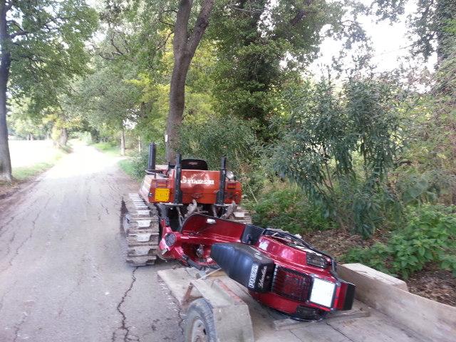 La Vespa caricata sul carrello di un trattore dopo l'incidente