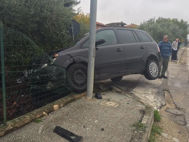 L'auto finita dentro la recinzione di una casa