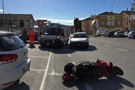La vespa a terra dopo lo scontro