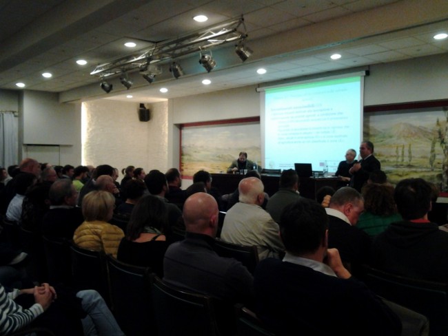 Il pubblico presente all'incontro di Tolentino