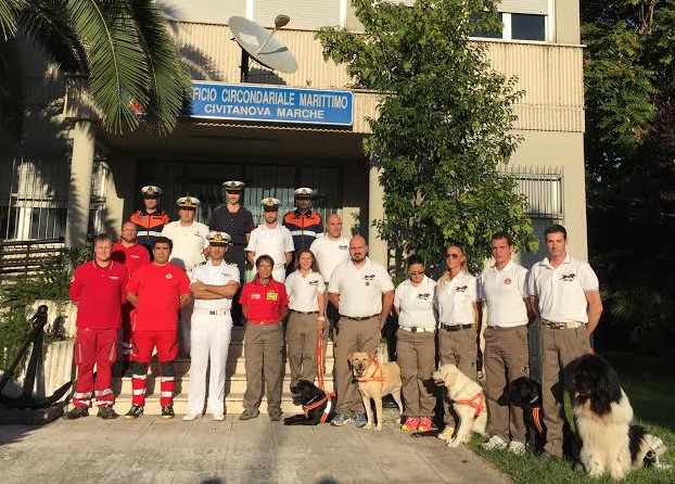 Il comandante Michele Grottoli con Domenico Ronchi della Croce rossa Opsa e Mariangela De Michele della scuola italiana cani da salvataggio