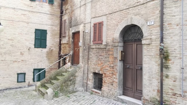 La palazzina dove si è verificato il crollo di parte del tetto