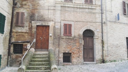 L'edificio di via don Minzoni interessato dallo sgombero