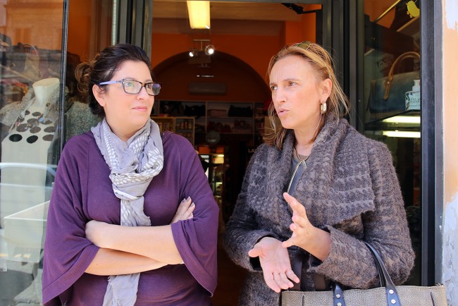 Da sinistra la commerciante Chiara Castellani con Deborah Pantana