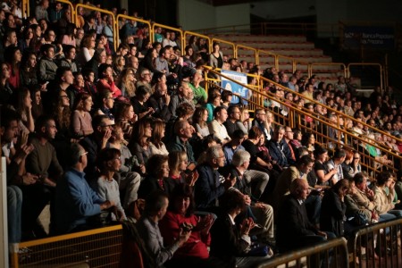Il pubblico presente al palazzetto dello sport