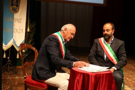 I due sindaci firmano il gemellaggio