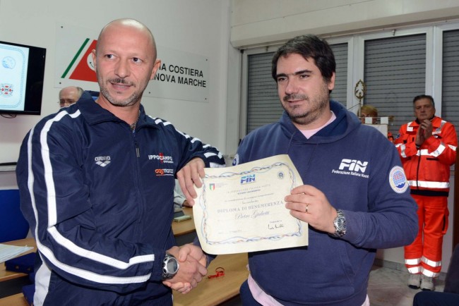 premiazioni guardia costiera civitanova - pietro giulietti premiato da antonini