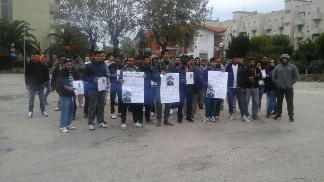 La protesta per Hassan Tayyab