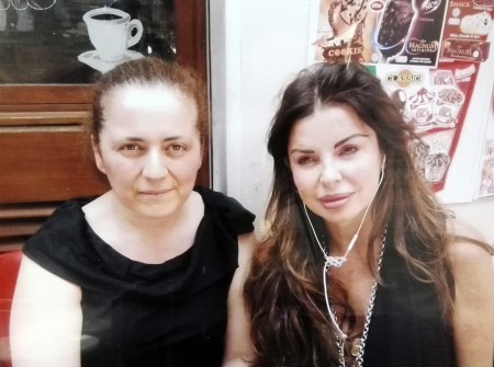Alba Parietti a Macerata con la proprietaria de La tazza d'oro