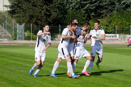L'esultanza dopo il gol del vantaggio dell'Helvia Recina
