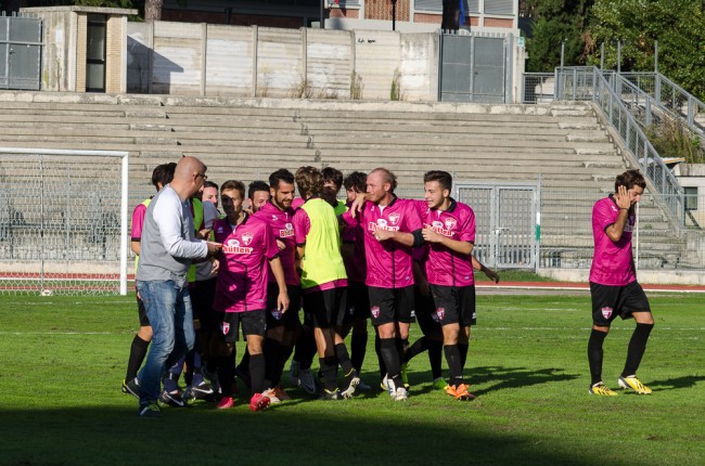 Il Tolentino esulta dopo il gol capolavoro siglato da Carlo Mongiello