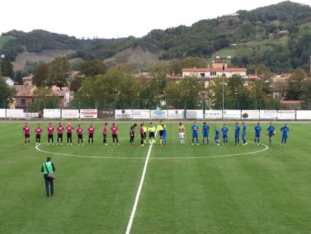 Le due squadre al centro del campo