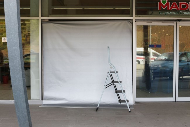 vetrina sfondata rotta villa shop madis foto ap (1)