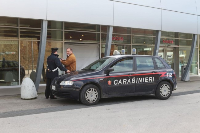 vetrina sfondata rotta villa shop madis foto ap (2)