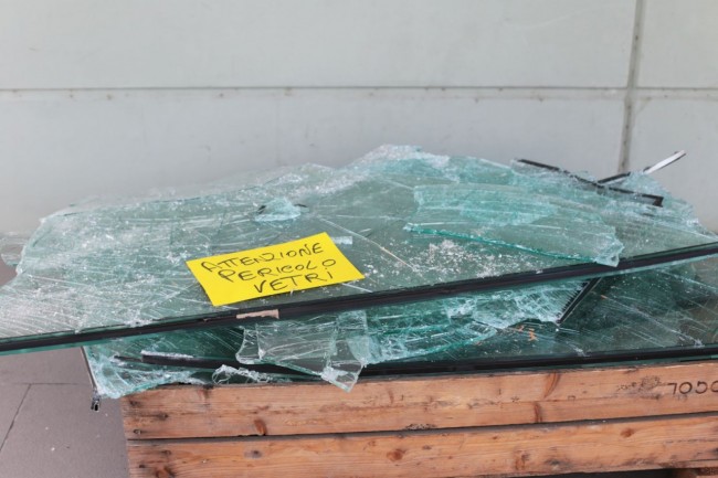 vetrina sfondata rotta villa shop madis foto ap (3)