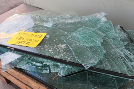 vetrina sfondata rotta villa shop madis foto ap (4)