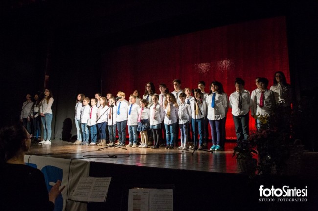 Il coro delle voci bianche della scuola Cerquetelli durante un'esibizione al teatro Farnese di Cingoli