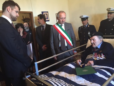 Il 92enne Ludovico Losa assieme al vice console Michal Drozniewski e il sindaco Filippo Saltamartini