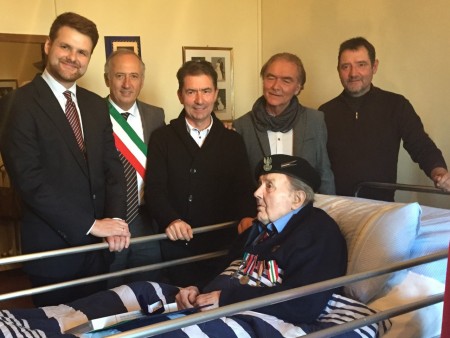 Ludovico Losa assieme ai figli, il vice console Drozniewski e il sindaco Saltamartini.