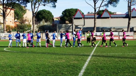 Le due squadre al centro del campo
