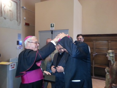 Monsignor Brugnaro mette il cappello da vescovo a don Napolioni