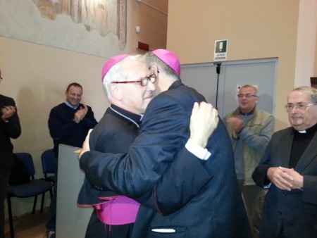 L'abbraccio con monsignor Brugnaro