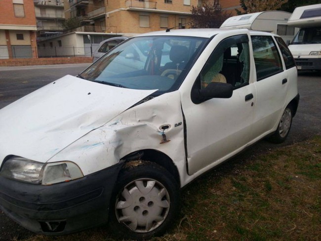 La Fiat Punto danneggiata