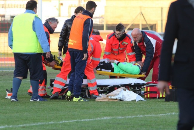 I soccorsi prestati al portiere della Civitanovese, Elia Mazzoni