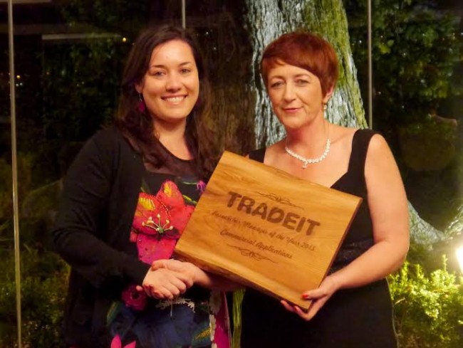 La studentessa mentre riceve il premio