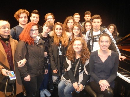 Gloria Campaner con gli studenti dell'Agraria
