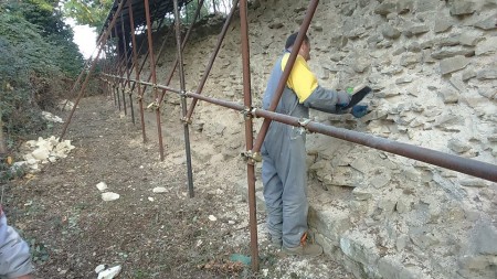 I lavori di pulitura delle antiche mura romane