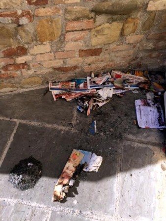 I resti del fuoco appiccato in via Salnitrari