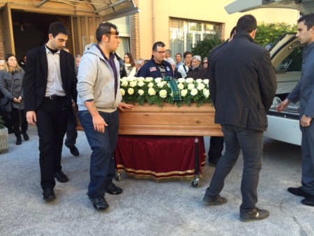 La bara trasportata dagli amici, dopo i funerali del 34enne