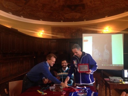 Massimo Zeppa riceve il riconoscimento da Stefano Belardinelli, presidente del Cus Camerino