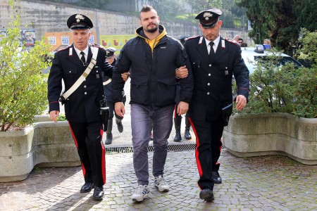 Riccardo Sole, 31 anni, portato in tribunale per l'udienza di convalida