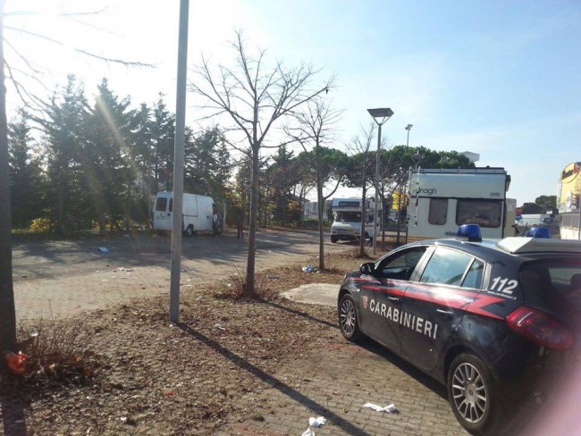 I carabinieri durante lo sgombero