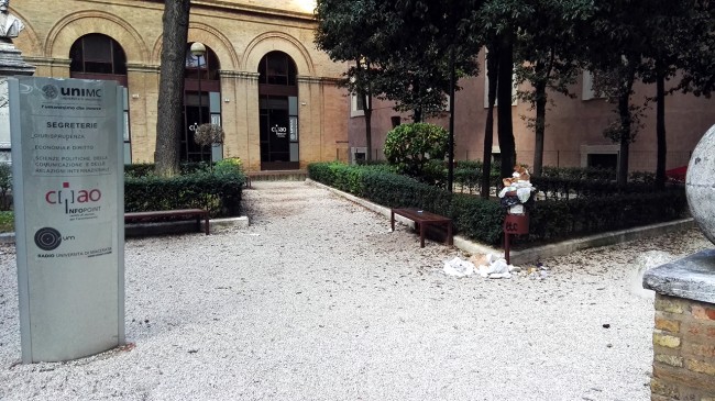 Sporcizia loggia del grano macerata_Foto LB (5)