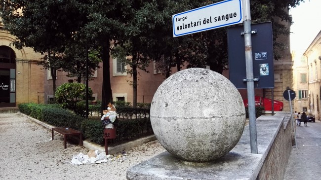 Sporcizia loggia del grano macerata_Foto LB (5)