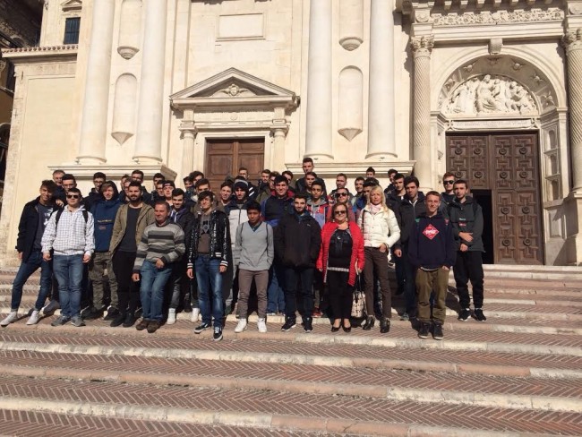 Alunni delle classi 4 e 5 della sede di Macerata a L’Aquila, sulla scalinata della Basilica di San Bernardino. In prima fila i docenti prof Napoli, prof.ssa Meschini e la Dirigente Scolastica prof.ssa Francesca Varriale