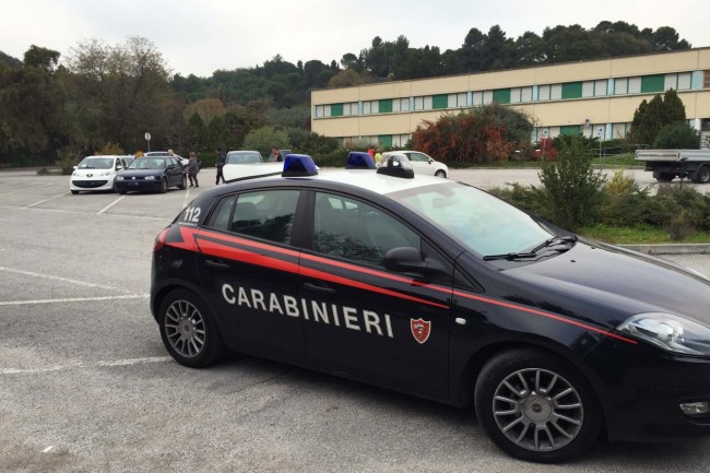 I carabinieri davanti alla scuola