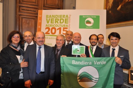 La delegazione del Comune di Appignano capeggiata dal sindaco Osvaldo Messi riceve la Bandiera Verde 2015