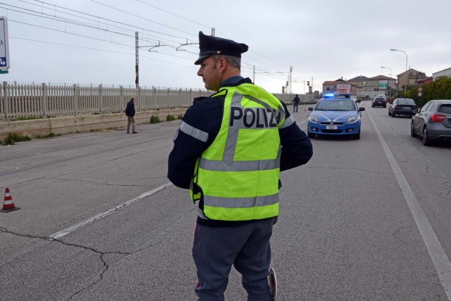 Il posto di blocco sulla statale Adriatica a Civitanova
