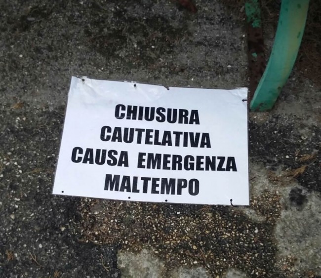 Il cartello trovato dai parenti dei defunti