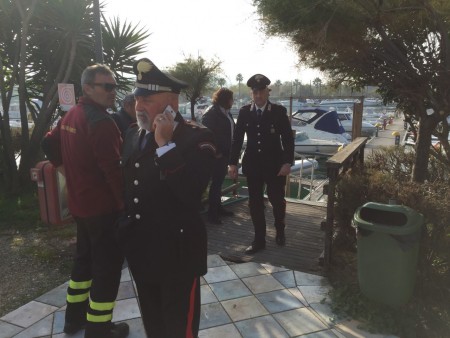 I carabinieri di Porto Potenza arrivati sul posto dove è stato trovato il cadavere (foto Federico De Marco)